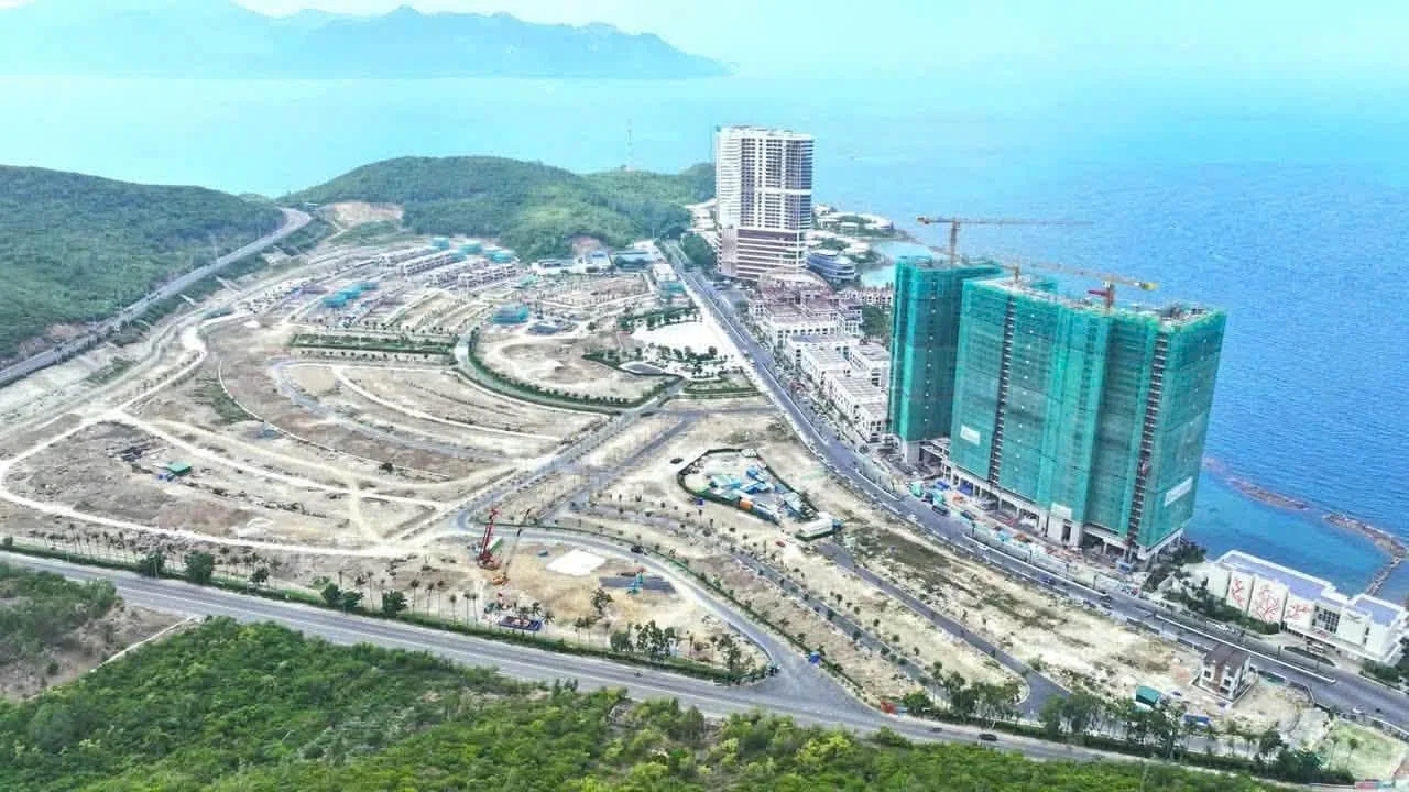 Ảnh thực tế công trường đại đô thị Libera Nha Trang 44 ha, tháp Alora bên đường biển