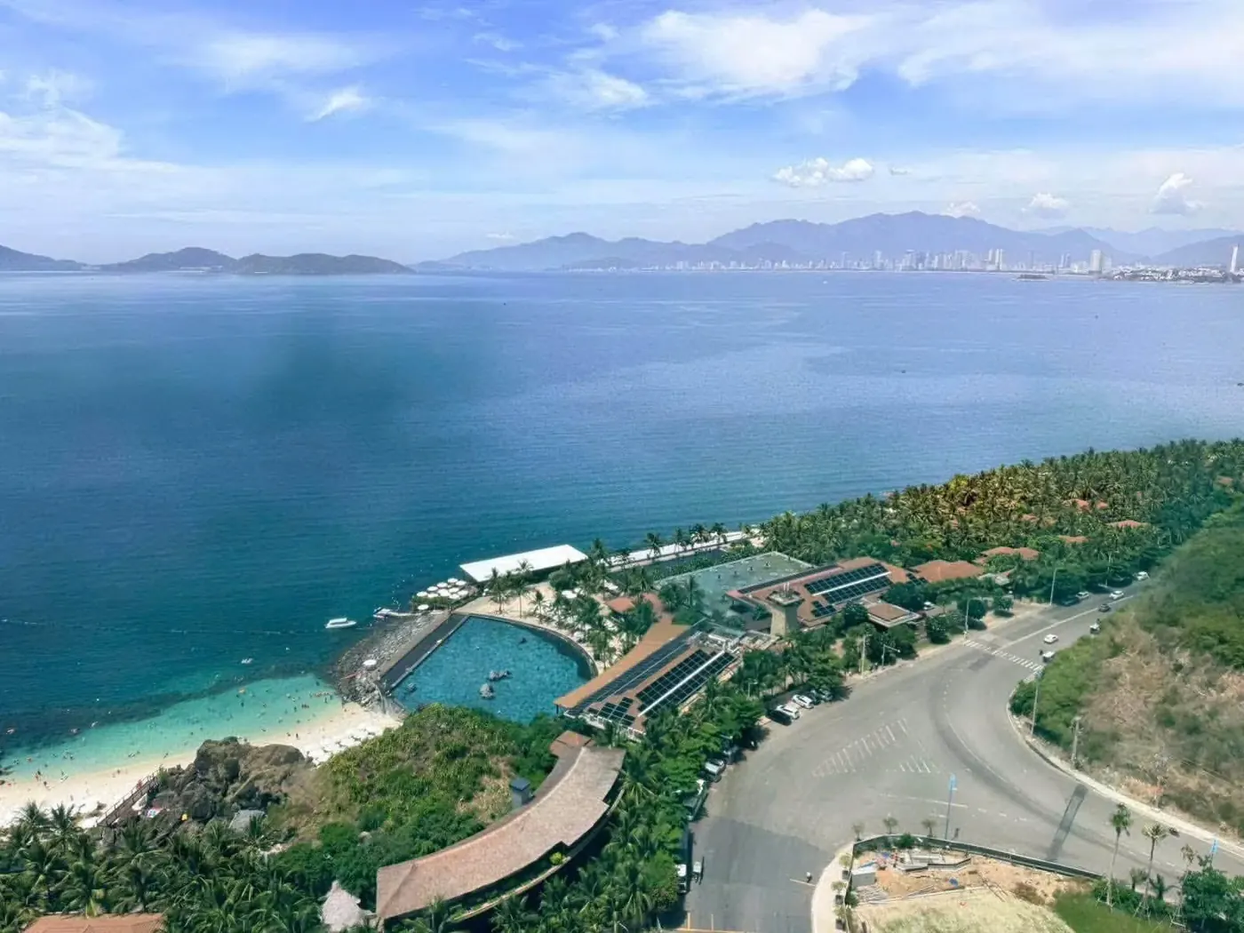 Vịnh biển Nha Trang và bãi tắm nhìn từ trên cao